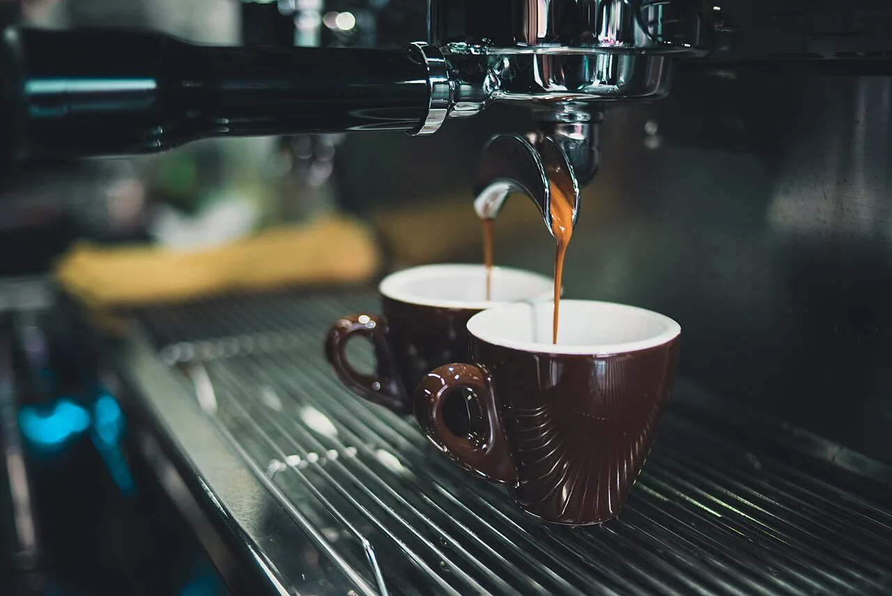 Voorbeeldfoto van een espressomachine met twee kopjes koffie