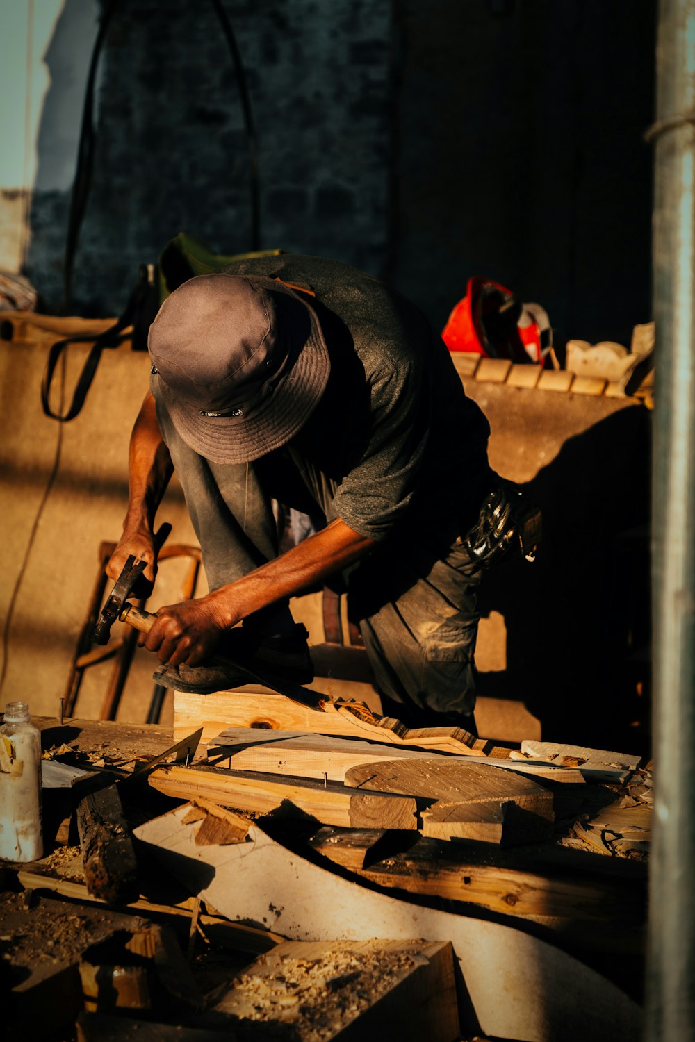 Vakman aan het werk met hout in een werkplaats